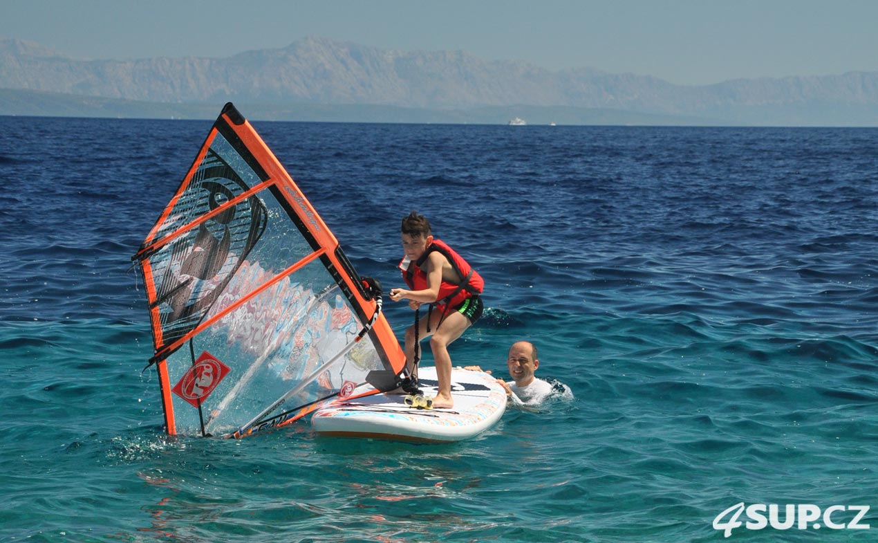 Začalo foukat, z paddleboardů jsou windsurfingy - děti výuka windsurfingu