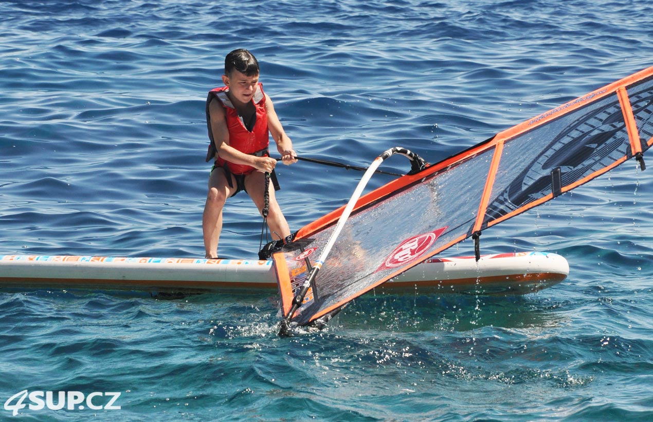 Začalo foukat, z paddleboardů jsou windsurfingy - děti výuka windsurfingu