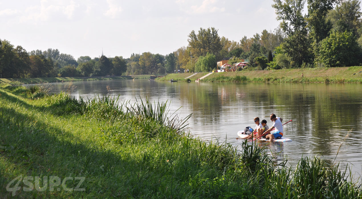 Pardubice, Labe, výlet na paddleboardu, odpočinek. Zelená brána v pozadí