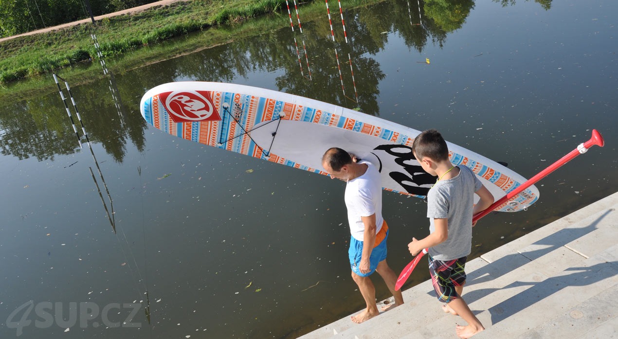 Nošení paddleboardu je snadné, je lehký a pevný