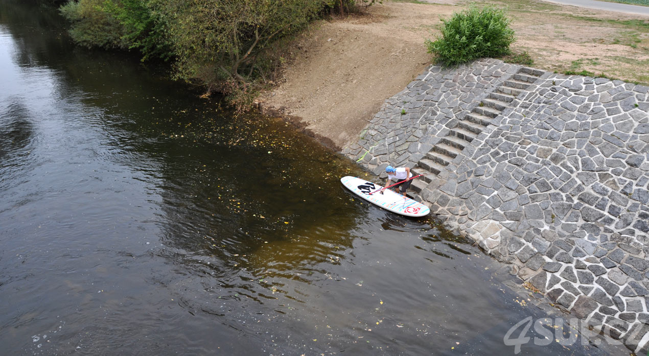 Sjíždění řeky Chrudimky - nasedání na paddleboard