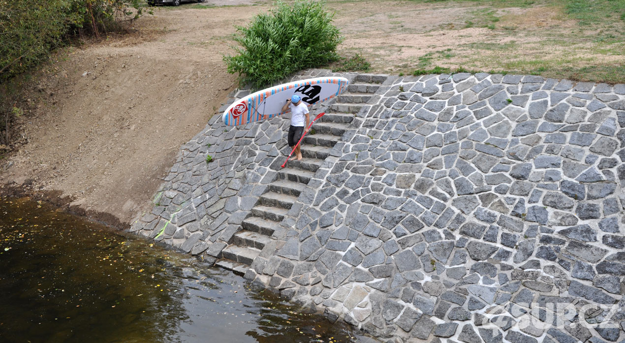 Sjíždění řeky Chrudimky - nošení Stand Up Paddleboardu